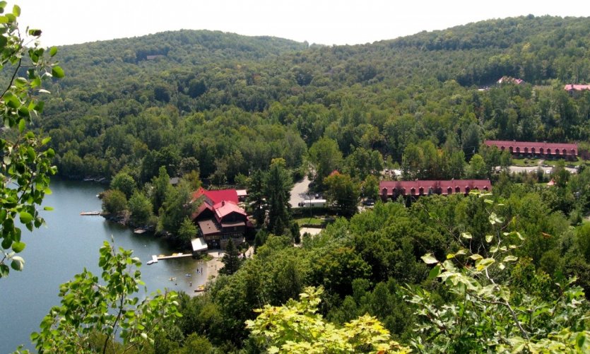 Charmante auberge en forêt dans les Laurentides. Charmante auberge en forêt dans les Laurentides.