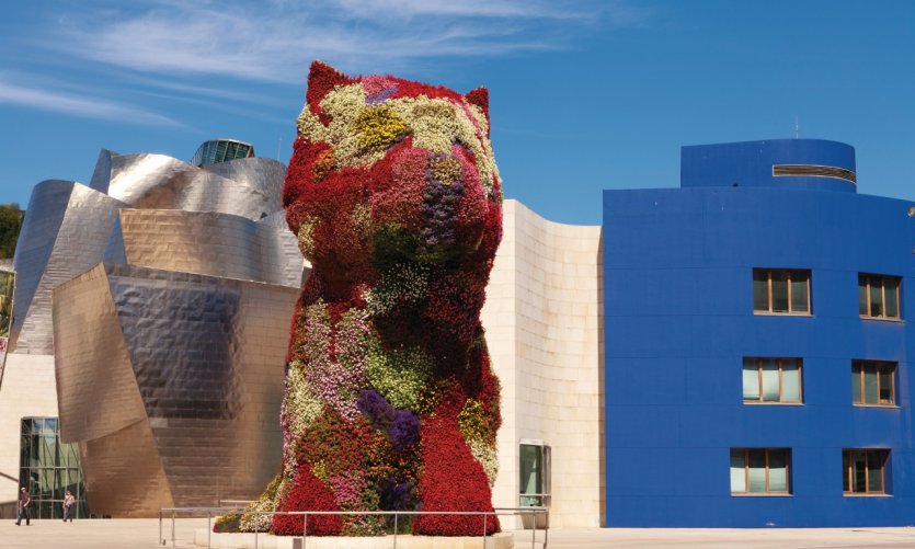 <p>Puppy est une oeuvre de Jeff Koons, placée devant le musée Guggenheim.</p> <p>Puppy est une oeuvre de Jeff Koons, placée devant le musée Guggenheim.</p>