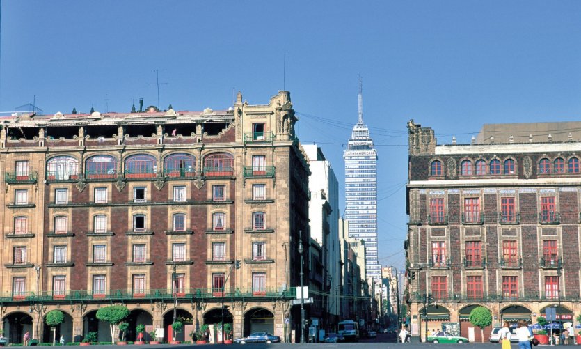 Plaza de la Constitución (El Zócalo) y torre latinoamericana. Plaza de la Constitución (El Zócalo) y torre latinoamericana.