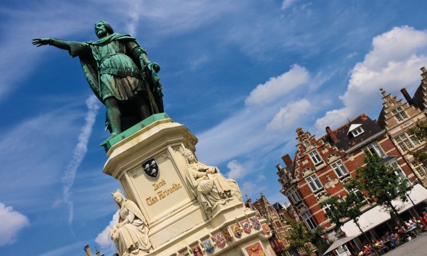Vrijagmarkt, estatua de Jacob van Artevelde. Vrijagmarkt, estatua de Jacob van Artevelde.