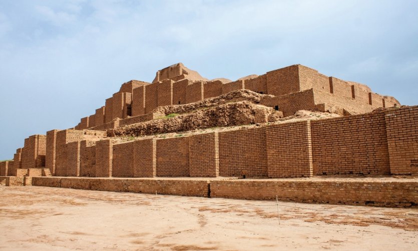 <p>La ziggourat élamite de Choqa Zanbil</p> <p>La ziggourat élamite de Choqa Zanbil</p>