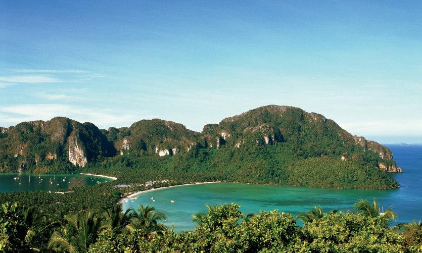 Phi Phi Don, l'île principale. Phi Phi Don, l'île principale.
