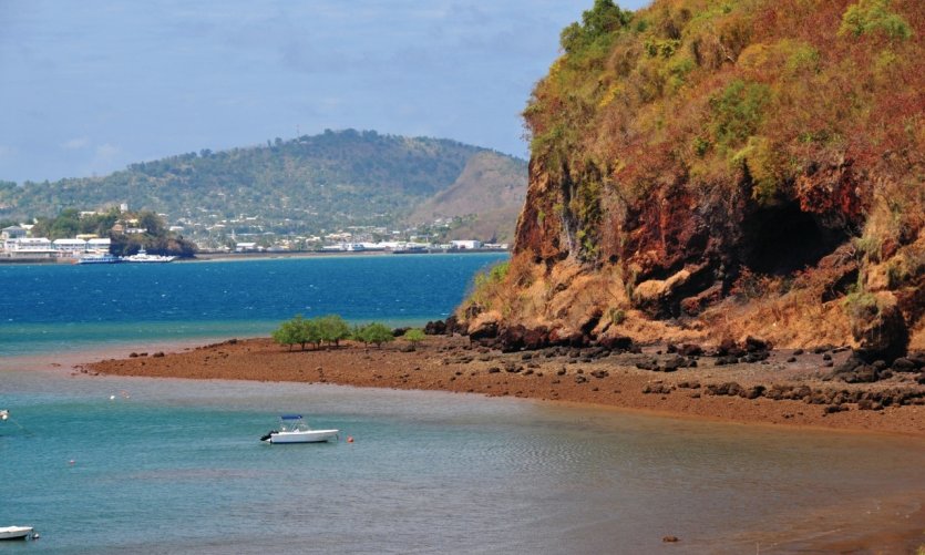 La Pointe Mahabou avec Dzaoudzi et Pamandzi au second plan. La Pointe Mahabou avec Dzaoudzi et Pamandzi au second plan.