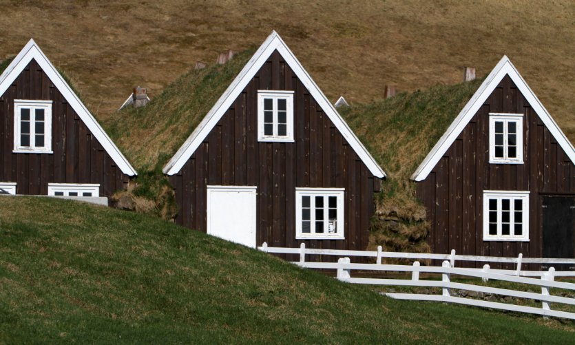 <p>Maisons couvertes d'herbe sur la route d'Isafjörður.</p> <p>Maisons couvertes d'herbe sur la route d'Isafjörður.</p>