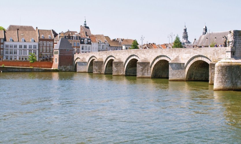 Le pont Saint-Servais, à Maastricht. Le pont Saint-Servais, à Maastricht.
