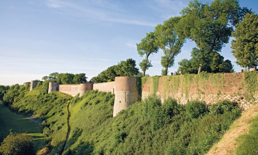 Les remparts de la ville et leurs tours Les remparts de la ville et leurs tours
