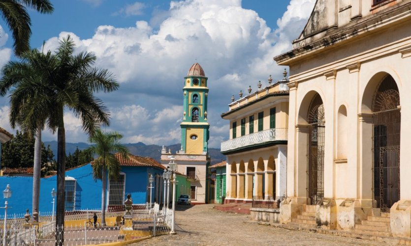 Iglesia de la Santisima Trinidad et Musée national de la Lutte contre les bandits. Iglesia de la Santisima Trinidad et Musée national de la Lutte contre les bandits.