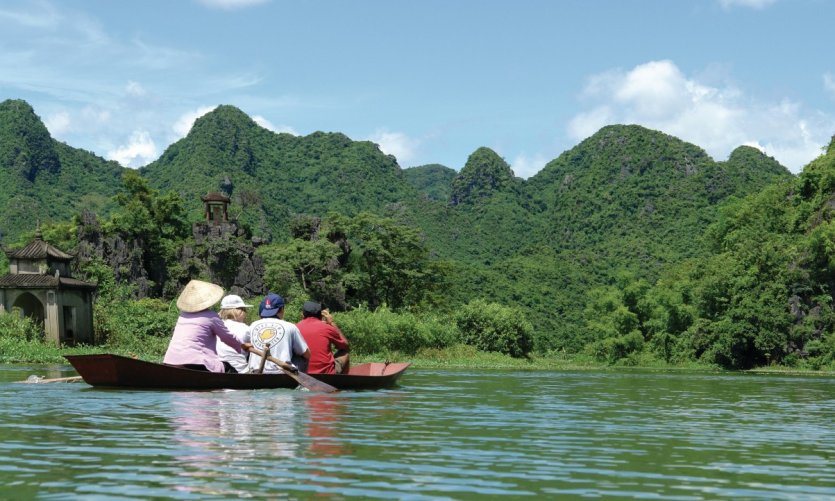 Bateau sur la rivière vers la Pagode des Parfums Bateau sur la rivière vers la Pagode des Parfums