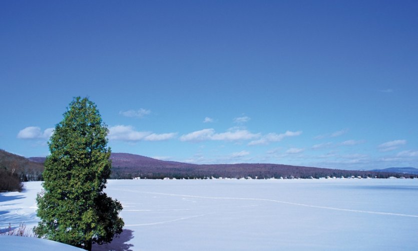 Lac Saint-Joseph en hiver, Station touristique Duchesnay. Lac Saint-Joseph en hiver, Station touristique Duchesnay.