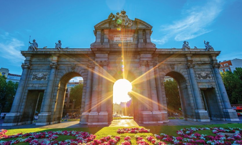 La Puerta de Alcalá au coucher du soleil. La Puerta de Alcalá au coucher du soleil.