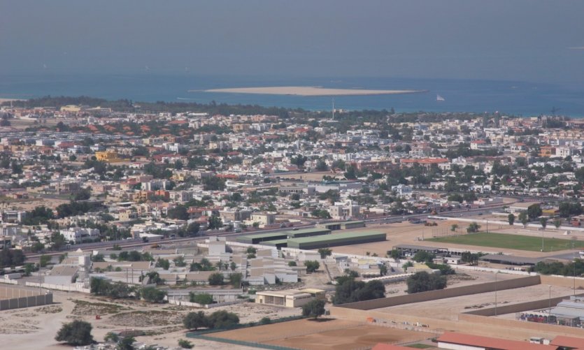 Al Sufouh avec au loin une île artificielle. Al Sufouh avec au loin une île artificielle.