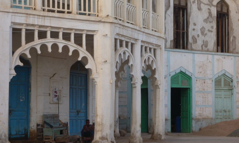 <p>Arches et balcons finement ciselés d'un bâtiment de la vieille ville.</p> <p>Arches et balcons finement ciselés d'un bâtiment de la vieille ville.</p>