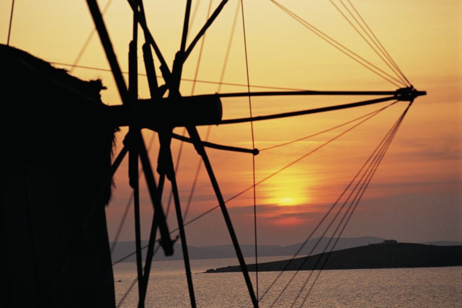 Île de Mykonos au coucher de soleil. Tom Pepeira - Iconotec