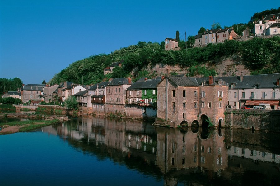 Vue de Terrasson-Lavilledieu - au bord de la Vézère F. IREN & C. PINHEIRA - AUTHOR'S IMAGE