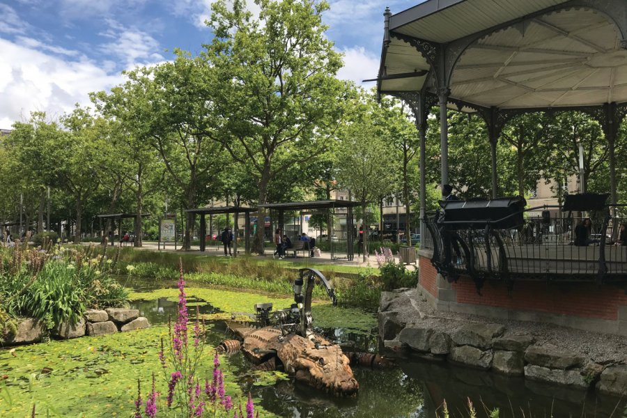 Le kiosque et le Crocodile. Linda CASTAGNIE