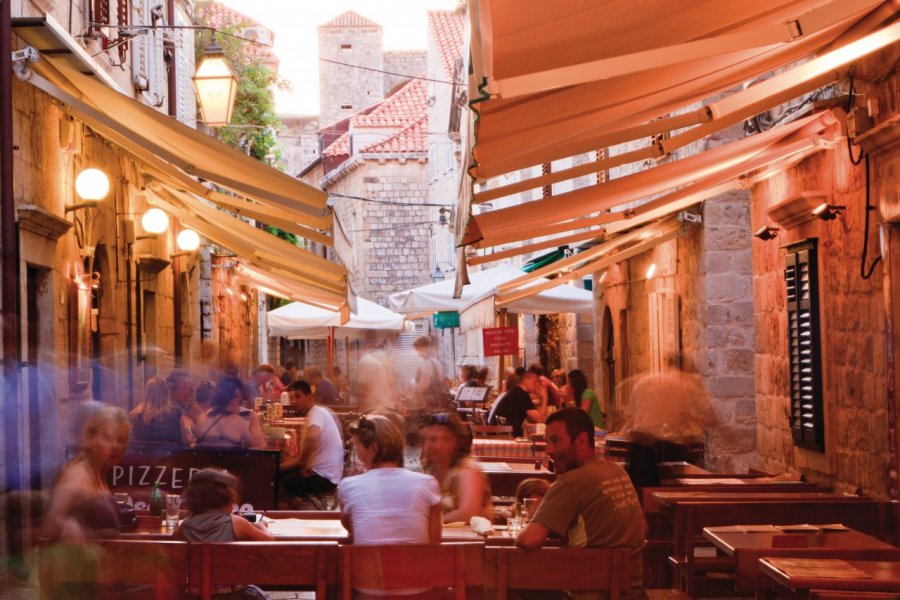 Restaurant dans la vieille ville. (© Lawrence BANAHAN - Author's Image))