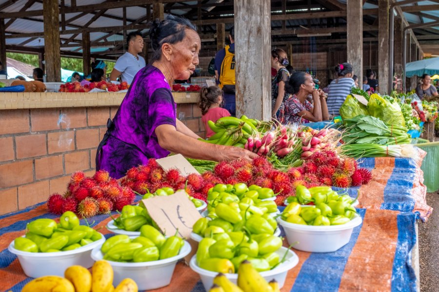 Femme hmong vendant des fruits et légumes au marché de Cacao. Dan Tiego - Shutterstock.com