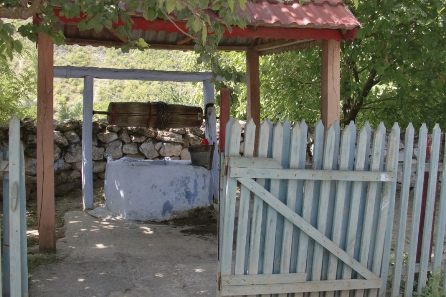 Puits de village, toujours très usité dans les campagnes sans eau courante. Mila PRELI