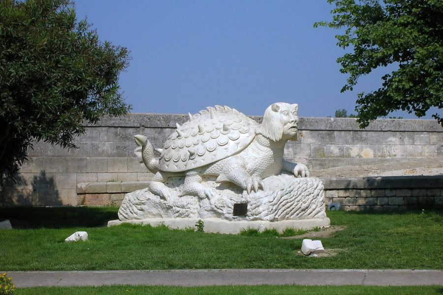 La Tarasque, statue de Pascal Demaumont au château de Tarascon. Andrea Todeschini - stock.adobe.Com