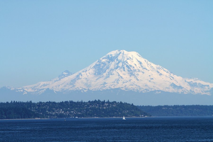 Baie de Seattle et Mont Rainier. (© Stéphan SZEREMETA))