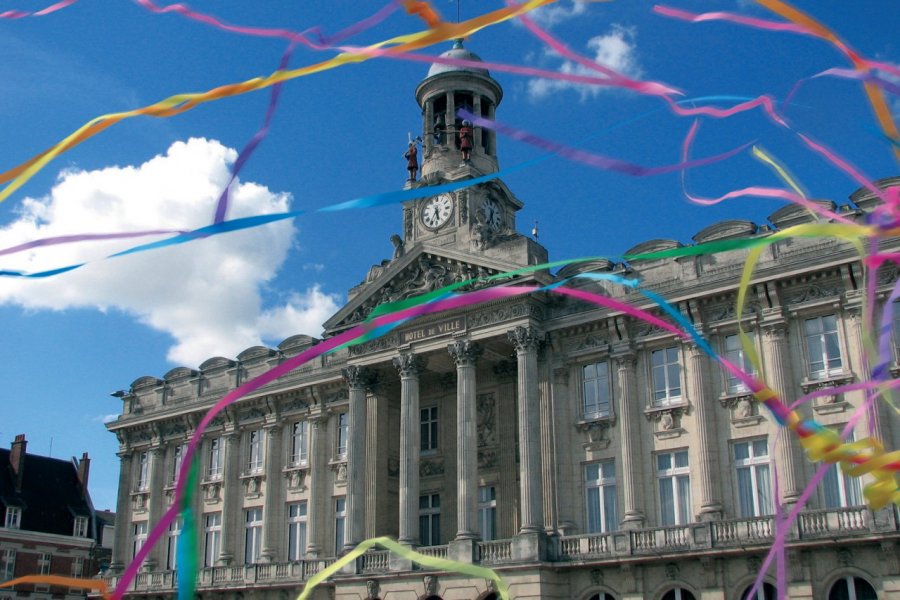 Façade de l'Hôtel de Ville pendant le carnaval - Cambrai TARTOPOM - FOTOLIA