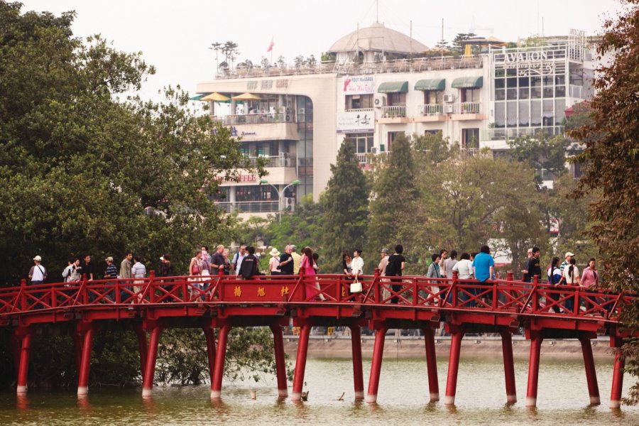 Le Huc (pont du rayon solaire) menant au temple Ngoc Son. Philippe GUERSAN - Author's Image