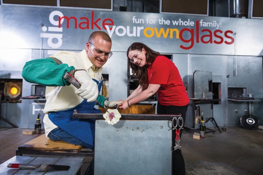 Création d'une fleur de verre. The Corning Museum of Glass