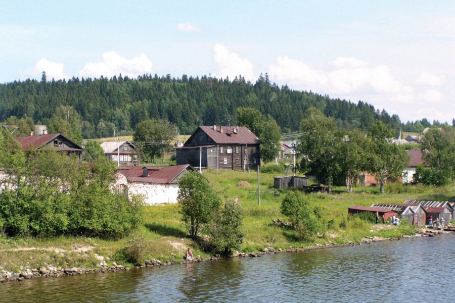 Village en bordure du fleuve. Stéphan SZEREMETA