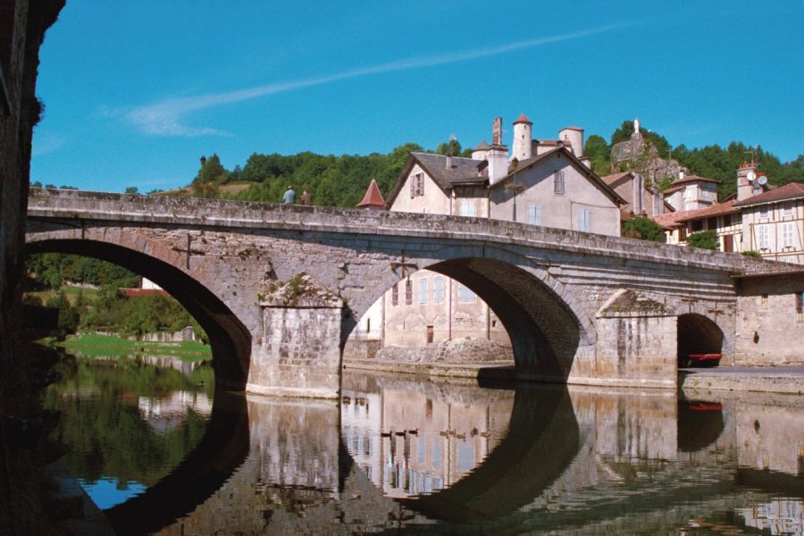 Le pont de Laroquebrou Richard Cardin - Fotolia