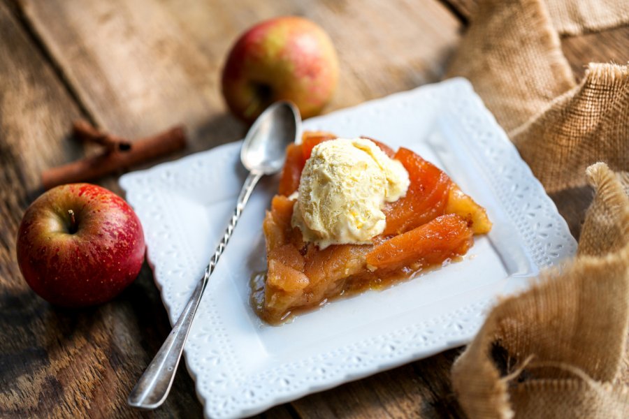 Tarte tatin et glace à la vanille. Jerome.Romme - Shutterstock.com