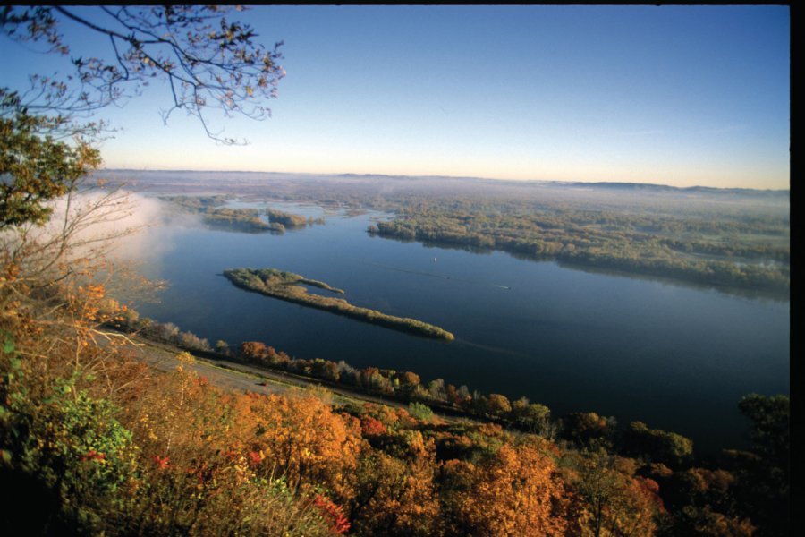 Scène d'automne sur le Mississippi depuis le Great Bluffs State Park près de Winona Explore Minnesota Photo