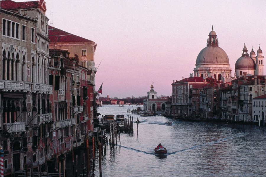 Coucher de soleil sur Santa Maria della Salute et le Grand Canal. (© Itzak Newmann - Iconotec))