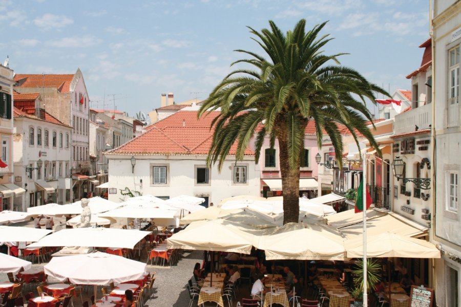 Largo do Carmo, place du centre ville de Cascais, accueille de nombreux restaurants. Stéphan SZEREMETA