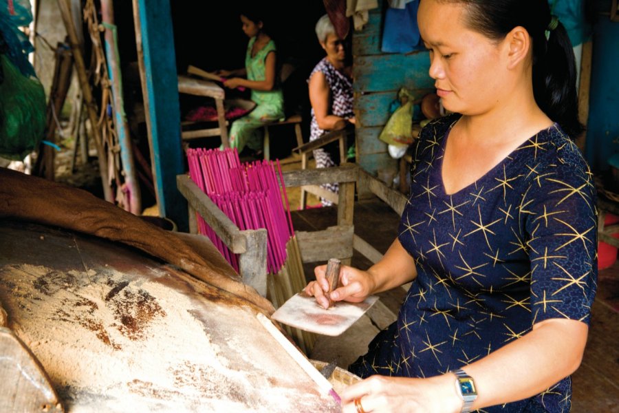 Fabrication d'encens sur la route de Long Xuyên. Author's Image