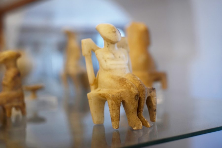 Statuettes d'art cycladique. GEORGIOS GKOUMAS - Shutterstock.com