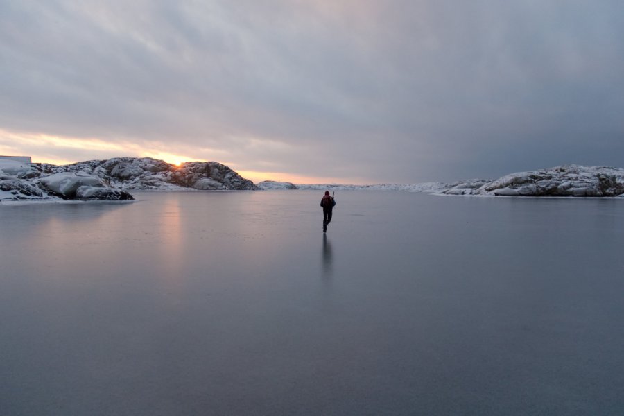 Patin sur le lac gelé à Hallksstrand. David Thyberg - Shutterstock.com