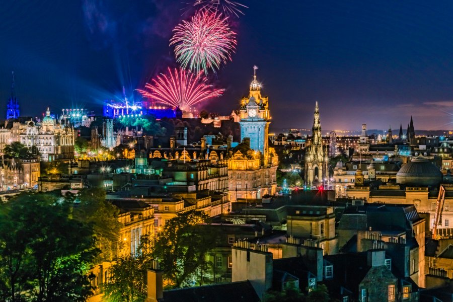 Feux d'artifice au-dessus d'Edimbourg. DiegoMariottini - Shutterstock.com