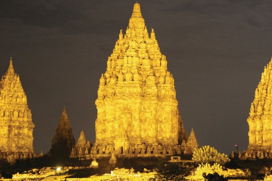 Temple de Prambanan au crépuscule. Stéphan SZEREMETA