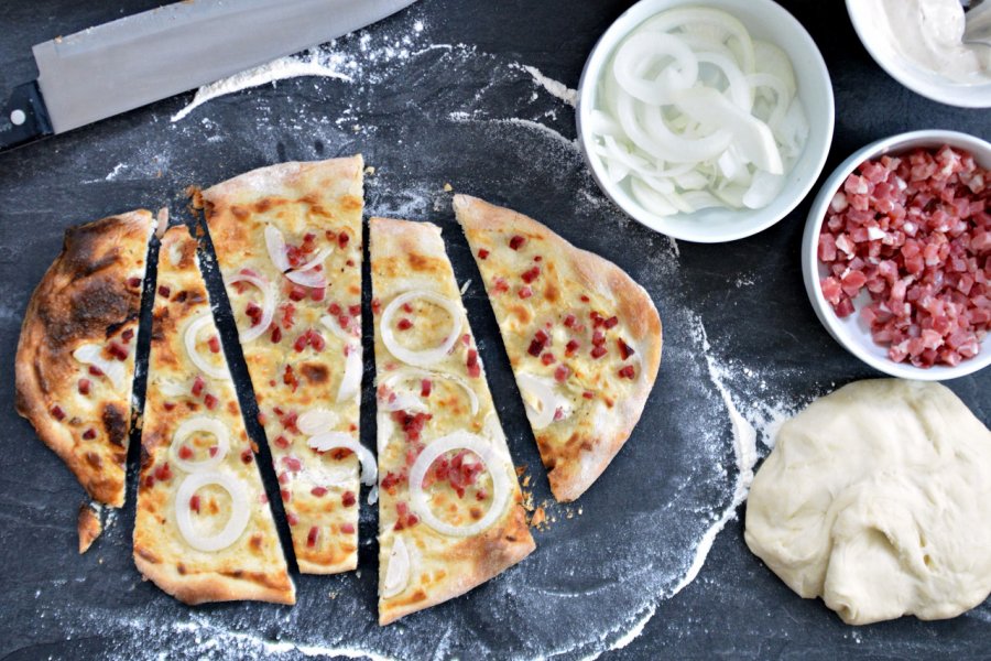 La tarte flambée est une des spécialités gastronomique de la région. Maddas - Shutterstock.com