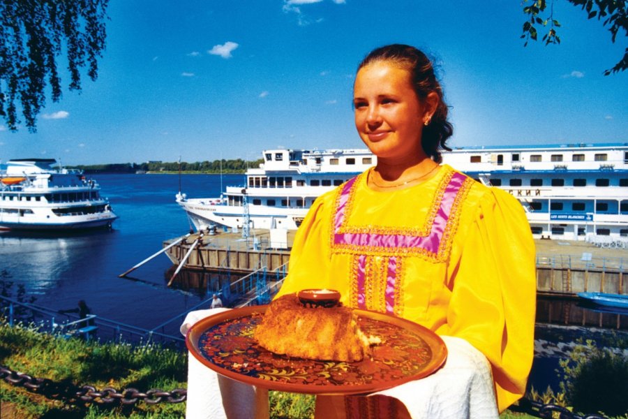 Cérémonie du pain et du sel à la sortie du bateau. Stéphan SZEREMETA