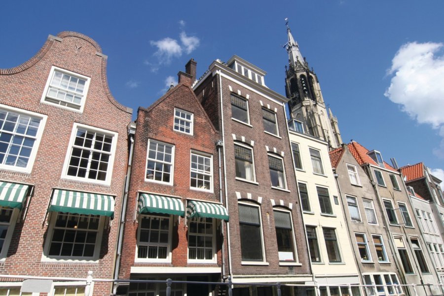 Façades historiques et flèche de la Nieuwe Kerk, à Delft. iStockphoto.com/thehague