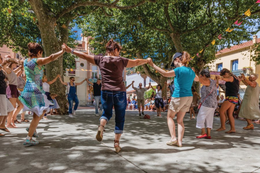 Des gens qui dansent la sardane, à Cerbère. IstockPhoto.com - MarcoZouvek