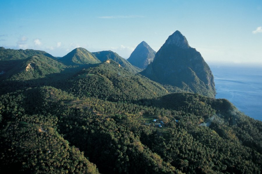 Vue aérienne de Petit-Piton et Grand-Piton. Tom Pepeira  - Iconotec