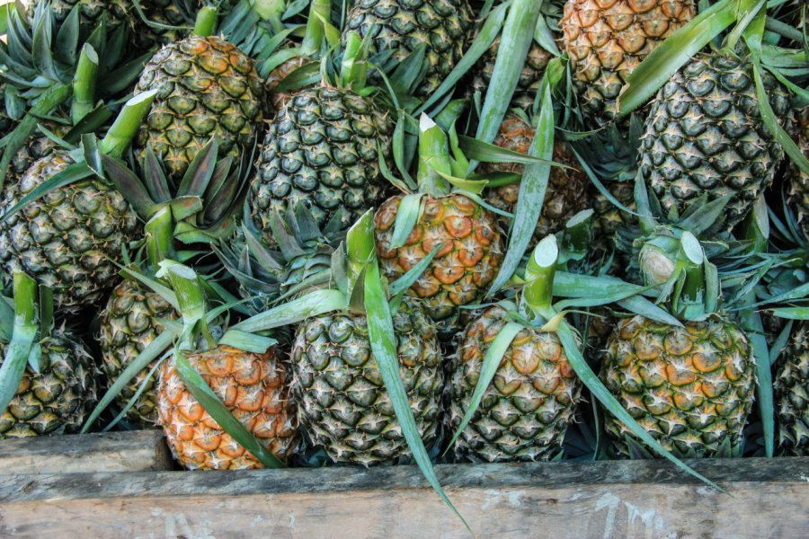 Étal d'ananas sur un marché. ANNRAPEEPAN - Shutterstock.com