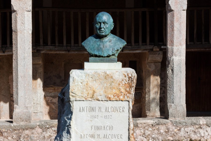 Buste de Antoni Maria Alcover à Lluch. Jeanne Emmel - Shutterstock.com
