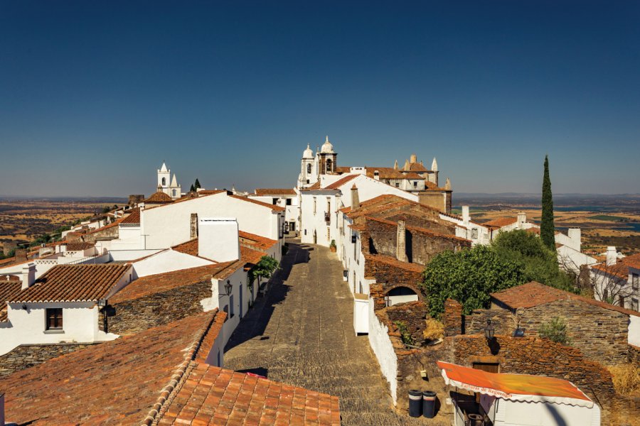 Vue sur Monsaraz. Bureau de Promotion Touristique de l'Alentejo