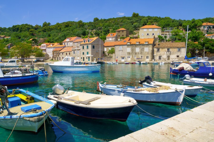 Vue sur le port de pêche de Sudurad. RnDmS - Shutterstock.com