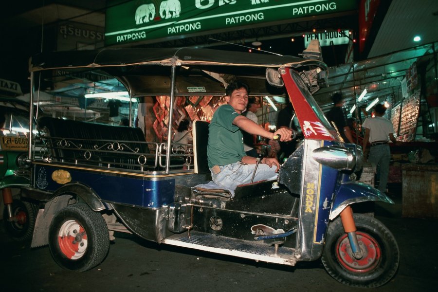 Touk-touk dans le quartier de Patpong. (© Author's Image))