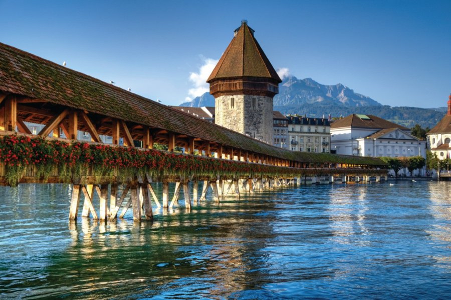 Le fameux pont en bois de Lucerne. Chaoss - iStockphoto