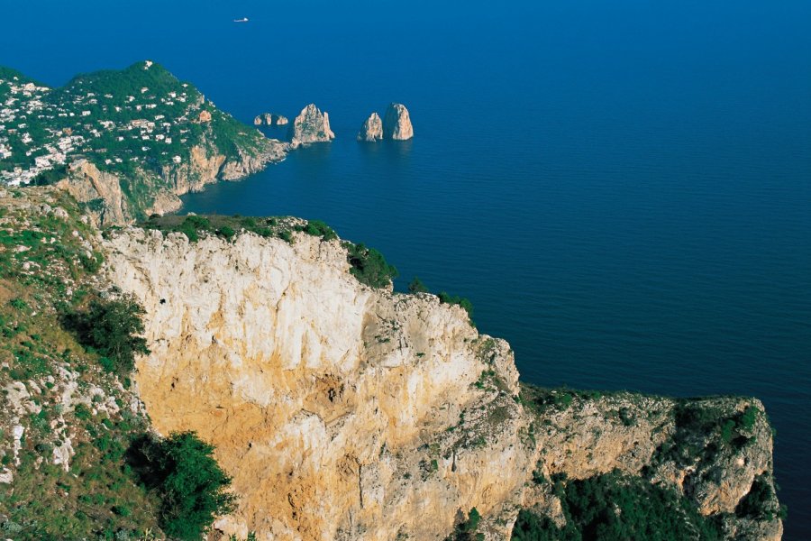 Les Faraglioni (formations rocheuses) de l'île de Capri. Hugo Canabi - Iconotec